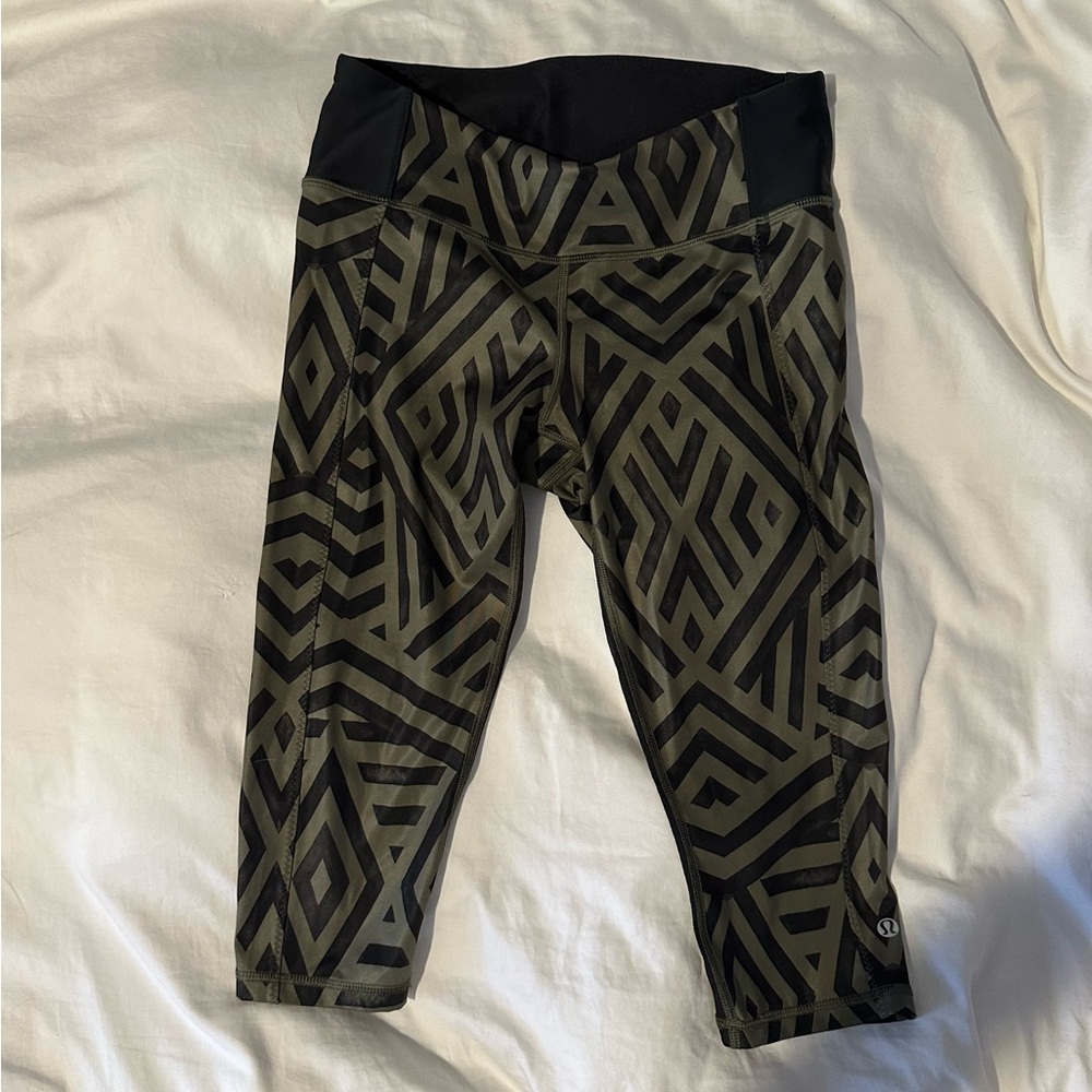 Lululemon crops size 6 EUC olive green & black tribal print